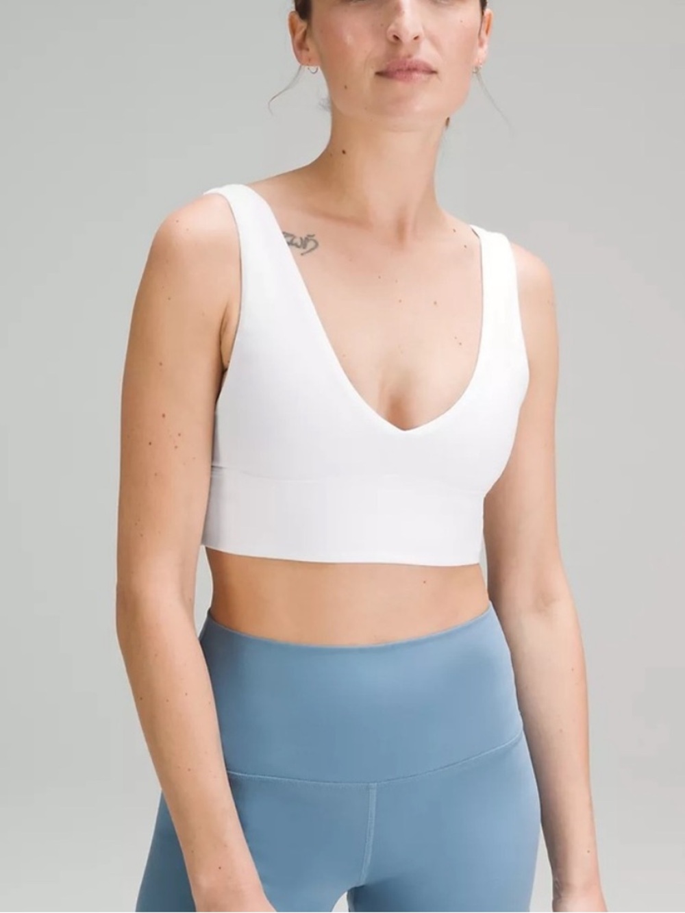 lululemon athletica White V-Neck Sports Bra, size 2